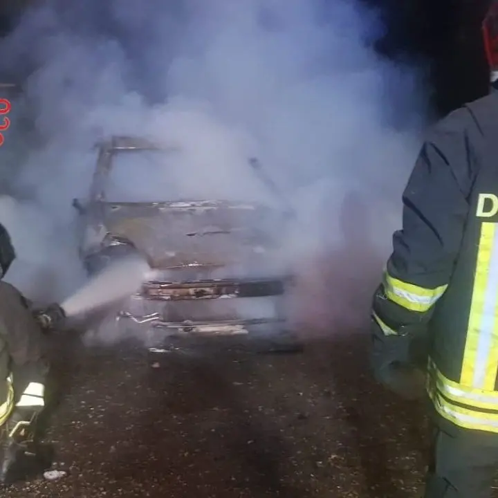 Badolato, auto distrutta dalle fiamme nella notte: indagini in corso sull’origine dell‘incendio