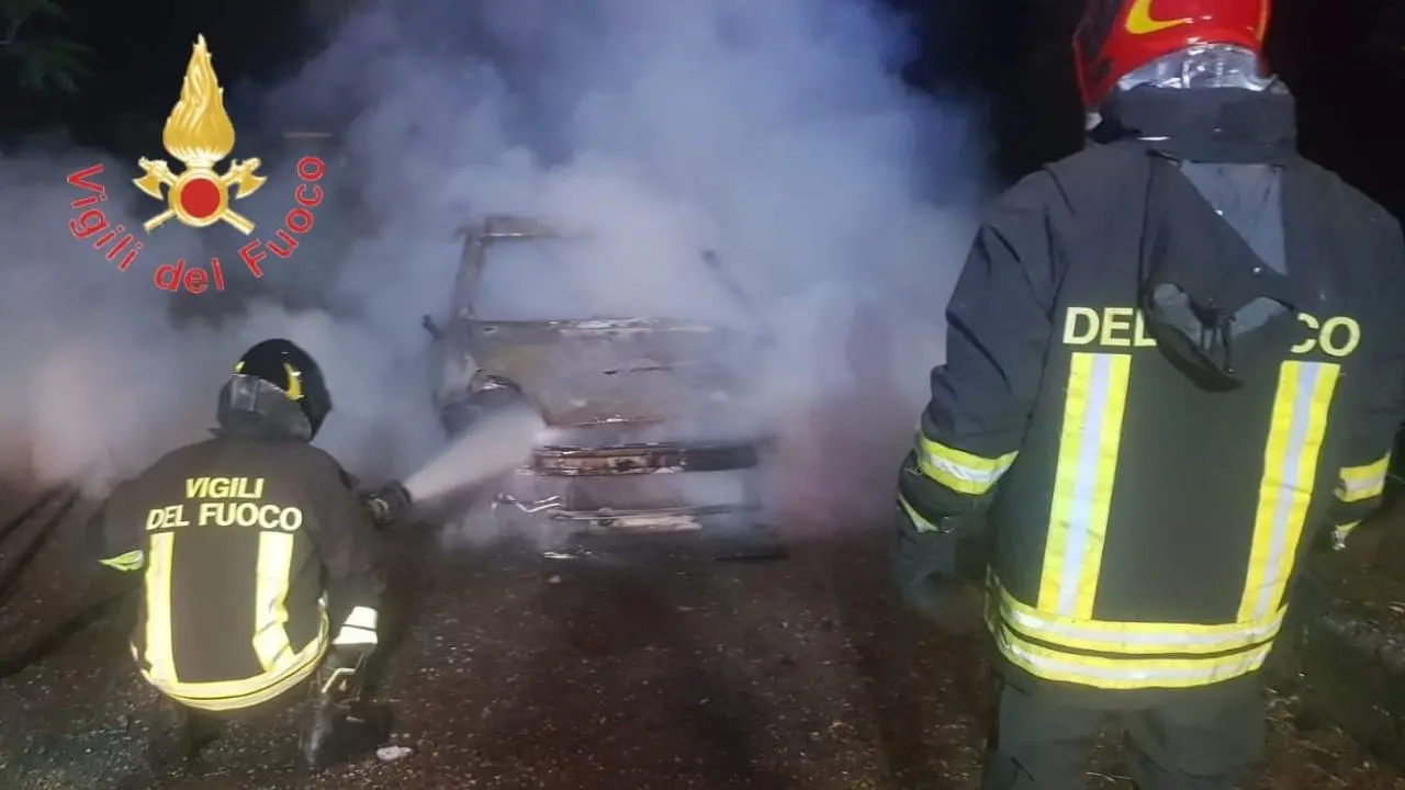 Badolato, auto distrutta dalle fiamme nella notte: indagini in corso sull’origine dell‘incendio