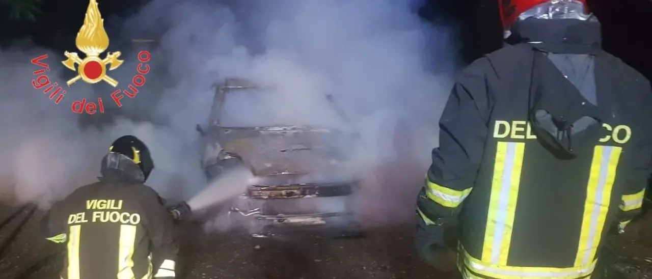 Badolato, auto distrutta dalle fiamme nella notte: indagini in corso sull’origine dell‘incendio
