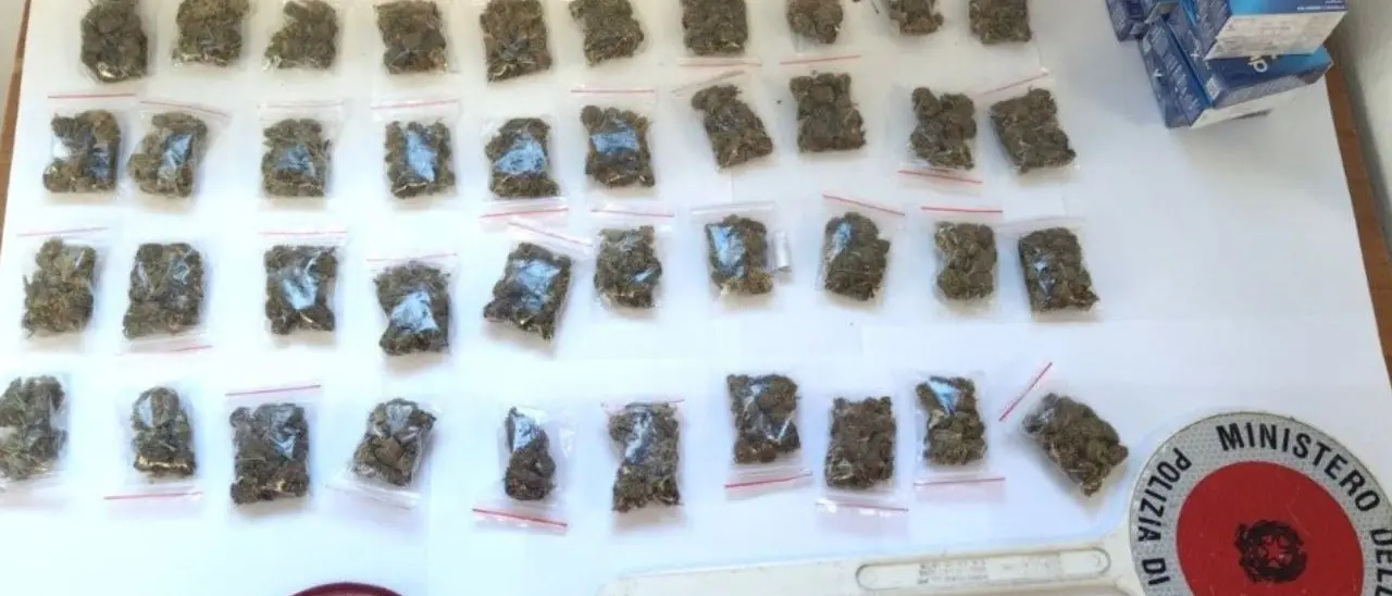 Crotone, sequestro di stupefacenti nel centro storico: dosi nascoste nel vano contatori dell’acqua