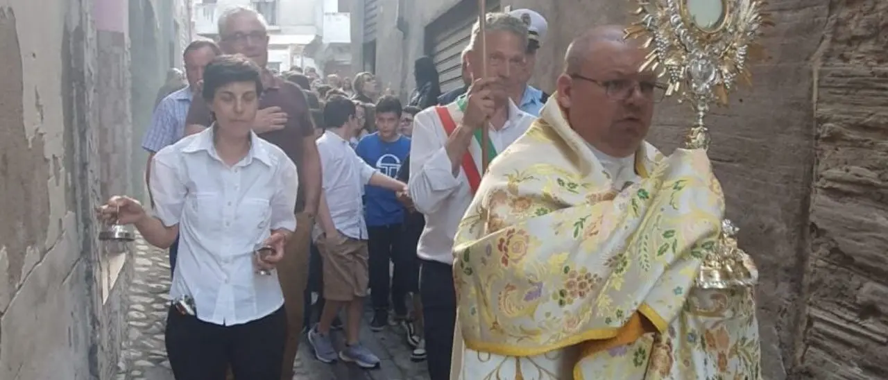 Fece fare “l’inchino” al Santo sotto casa dell’arrestato per ‘ndrangheta, rimosso il parroco di Cirò