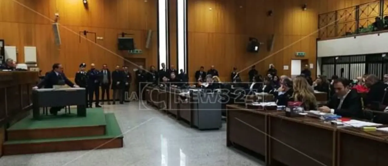 Il Berlusconi che non ti aspetti: il Cavaliere che testimoniò a Reggio era fragile e infastidito dalle telecamere