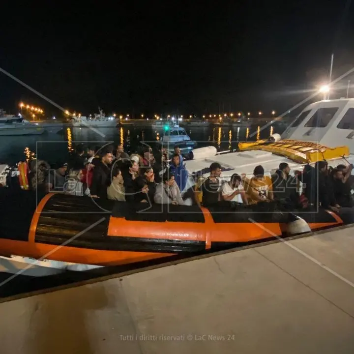 Migranti, ancora uno sbarco a Roccella Jonica: soccorse 85 persone - VIDEO