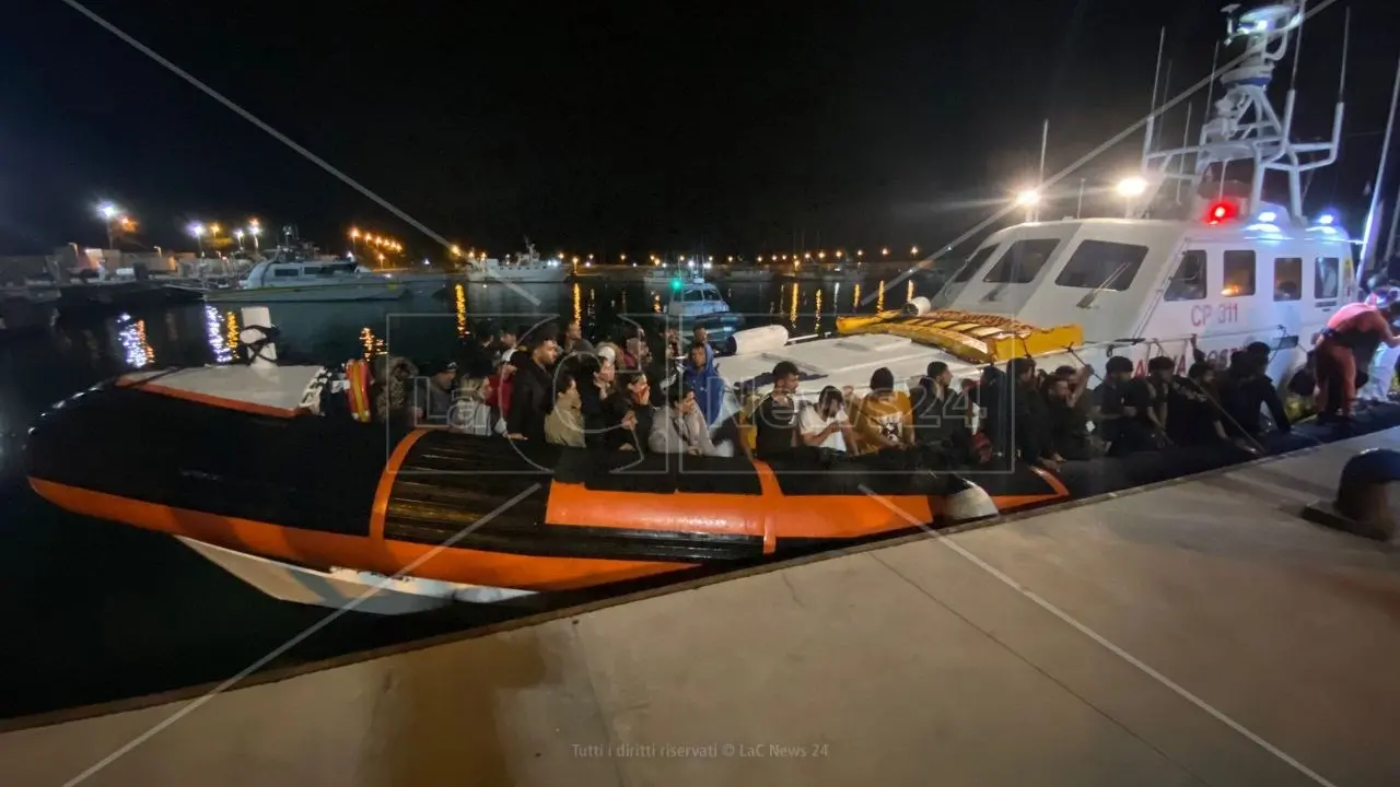 Migranti, ancora uno sbarco a Roccella Jonica: soccorse 85 persone - VIDEO