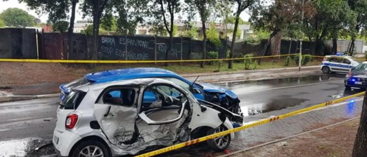 Incidente a Roma, scontro tra un Suv e una Smart: muore un bimbo. Si ipotizza una sfida tra youtuber