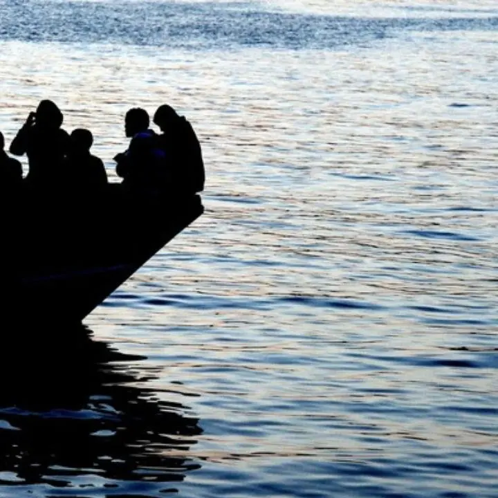 Nuovo sbarco in Calabria, giunti a Crotone 50 migranti soccorsi dalla Guardia costiera