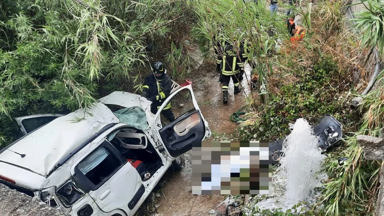 Incidente stradale nel Reggino, mamma e figlio di 11 anni muoiono precipitando con l’auto da un viadotto