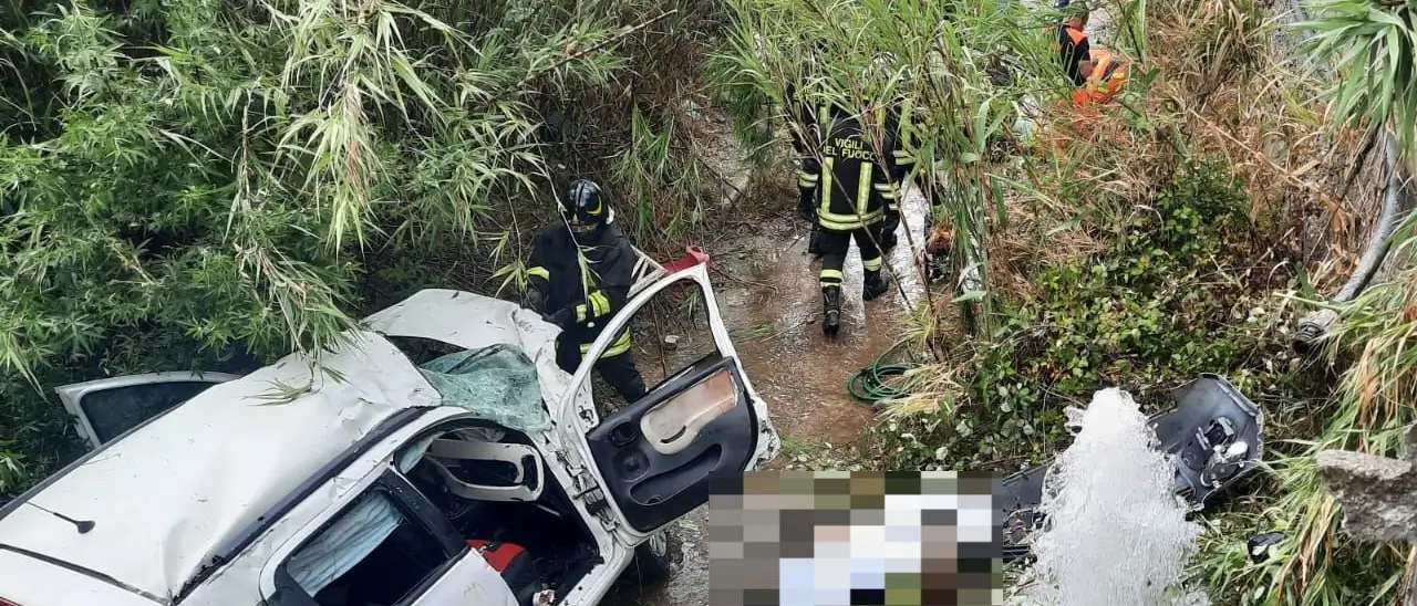 Incidente stradale nel Reggino, mamma e figlio di 11 anni muoiono precipitando con l’auto da un viadotto