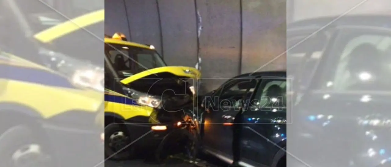 Incidente nel Cosentino, scontro tra un’auto e un mezzo dell’Anas lungo la statale 107: tre feriti