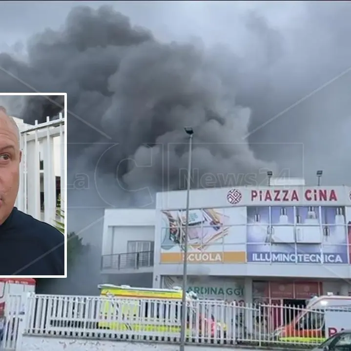 Vasto incendio in un capannone a Corigliano Rossano, il proprietario: «Stanco di fare l’imprenditore»