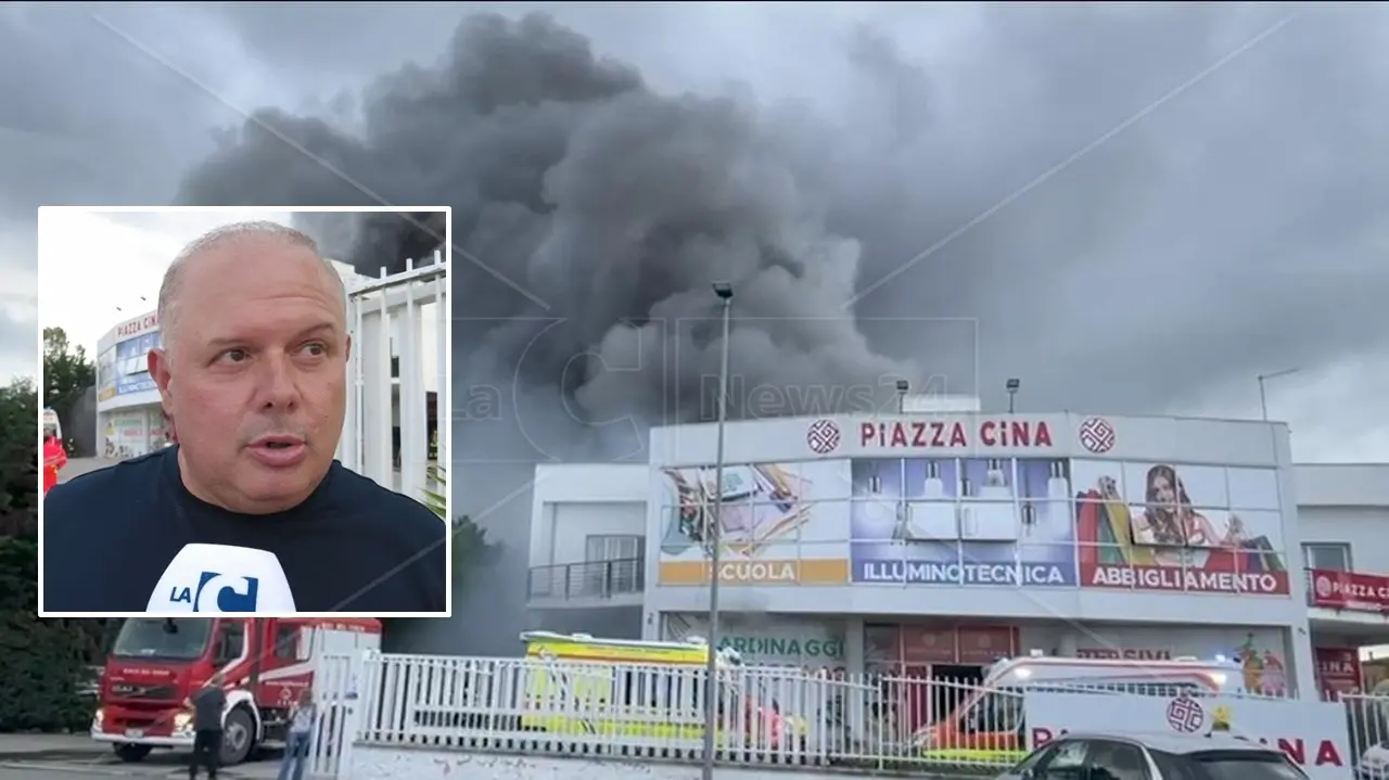 Vasto incendio in un capannone a Corigliano Rossano, il proprietario: «Stanco di fare l’imprenditore»