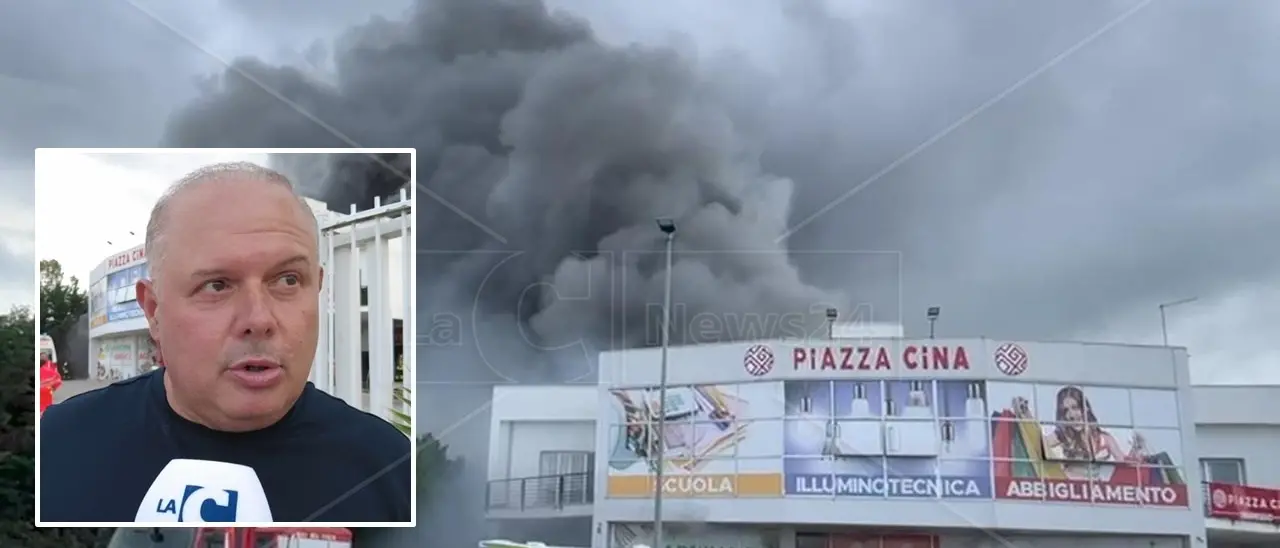 Vasto incendio in un capannone a Corigliano Rossano, il proprietario: «Stanco di fare l’imprenditore»