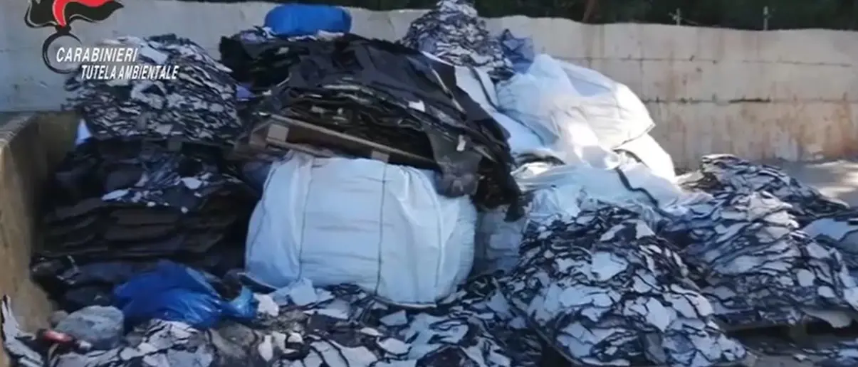 Traffico illecito di rifiuti, tra gli indagati un consigliere comunale di Vibo Valentia