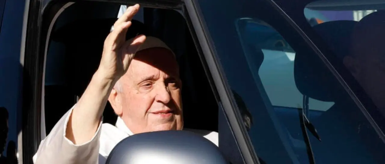 Papa Francesco dimesso dal Gemelli di Roma: «Sono Vivo». Confermato l’Angelus di domenica