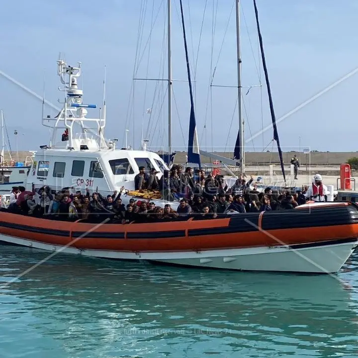 Migranti, a Roccella Jonica un nuovo sbarco: soccorse 103 persone tra cui donne e bambini