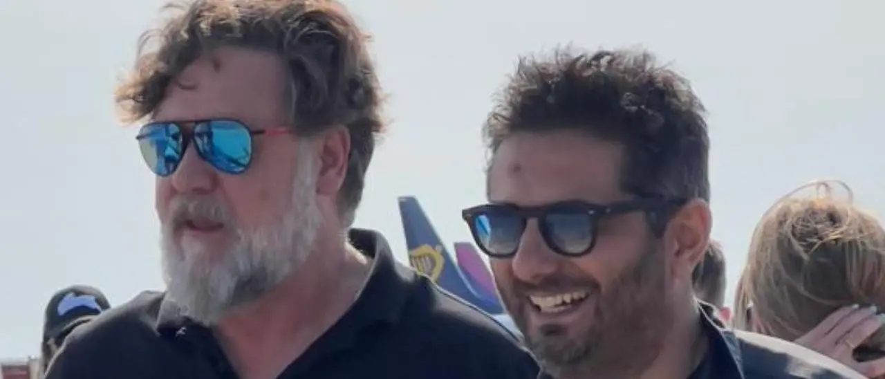 Russell Crowe sbarca in Calabria: l’attore di Hollywood è atterrato a Lamezia Terme