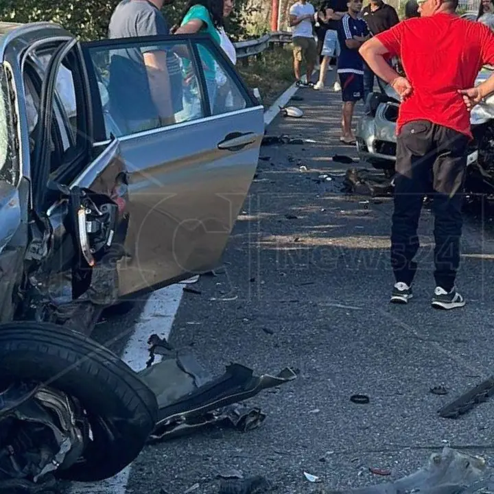 Due feriti nello scontro tra due auto lungo la statale 660: interviene l’elisoccorso