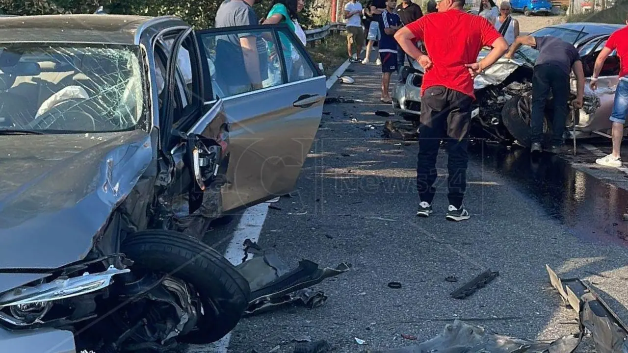 Due feriti nello scontro tra due auto lungo la statale 660: interviene l’elisoccorso