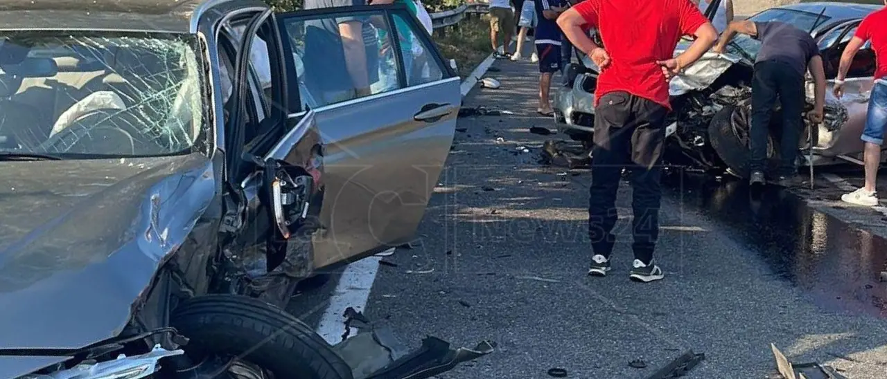 Due feriti nello scontro tra due auto lungo la statale 660: interviene l’elisoccorso