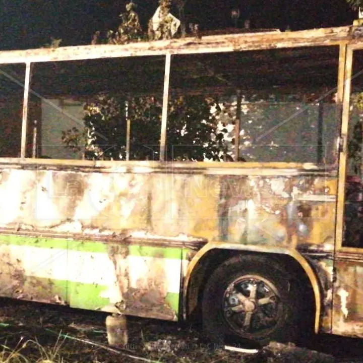 Incendio a Corigliano Rossano, autobus in fiamme nella notte in località Frasso: indagini in corso