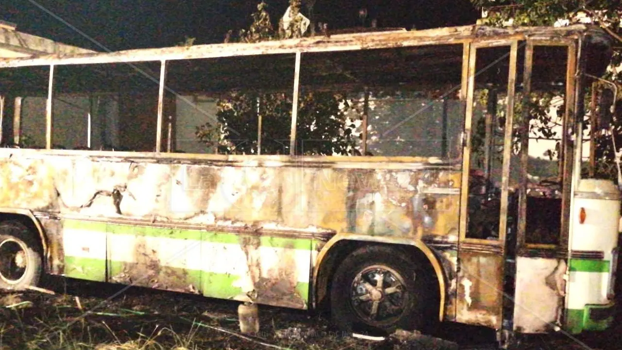 Incendio a Corigliano Rossano, autobus in fiamme nella notte in località Frasso: indagini in corso