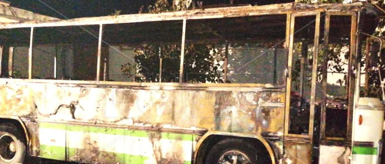 Incendio a Corigliano Rossano, autobus in fiamme nella notte in località Frasso: indagini in corso