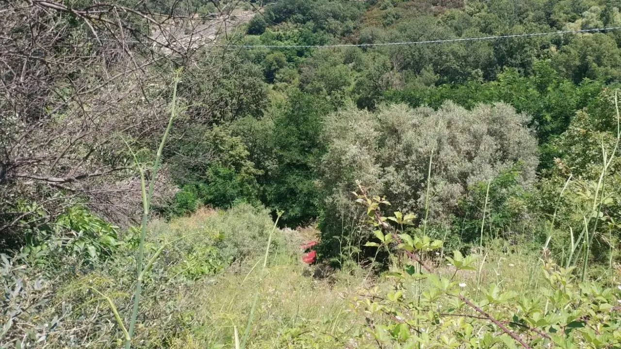 Incidente a Caulonia, 87enne precipita per 40 metri con l’auto: ferito ma non in gravi condizioni