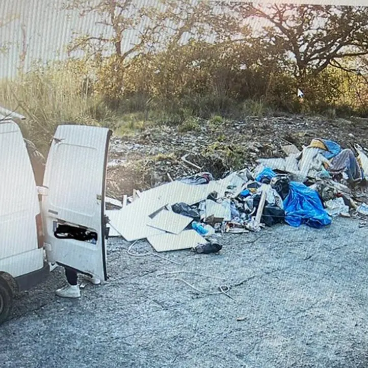 Abbandonavano rifiuti per strada, beccati e denunciati in tre nel Cosentino