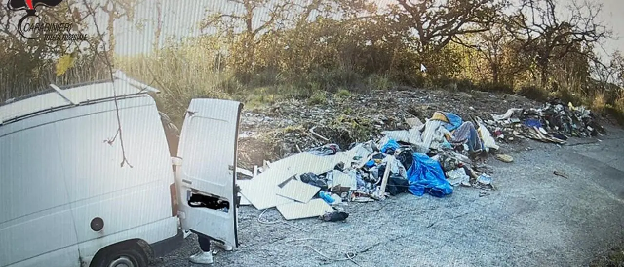 Abbandonavano rifiuti per strada, beccati e denunciati in tre nel Cosentino