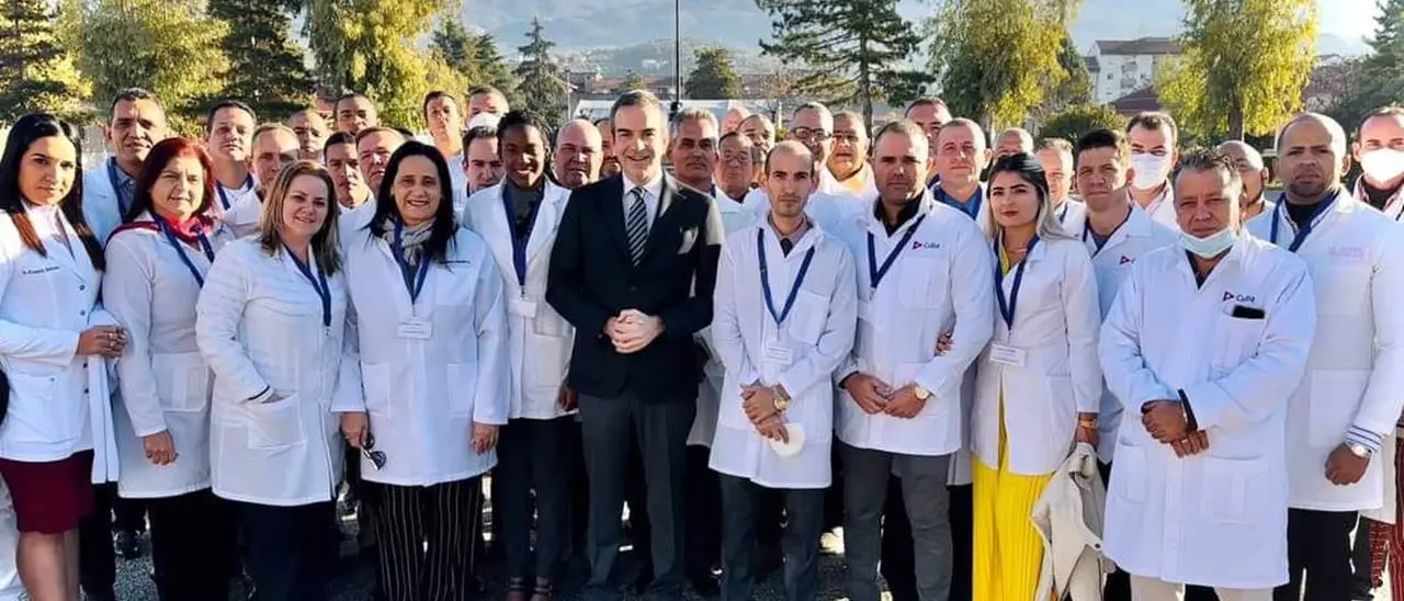 Medici cubani, arriva il conto per un mese di soggiorno nella caserma dei bersaglieri di Cosenza: 16mila euro