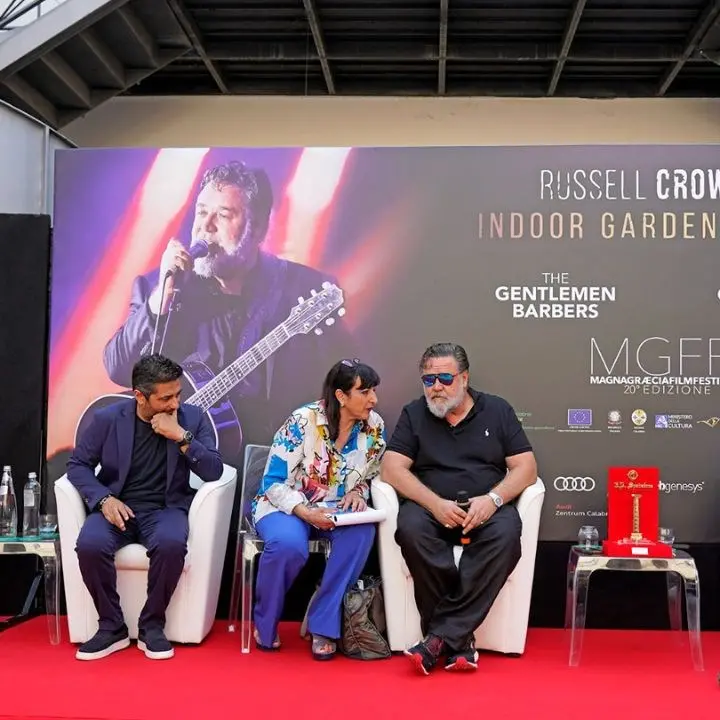 Russell Crowe a Catanzaro: «Il mondo dovrebbe conoscere la Calabria». E poi: «Berlusconi? Un ottimo personaggio da interpretare»