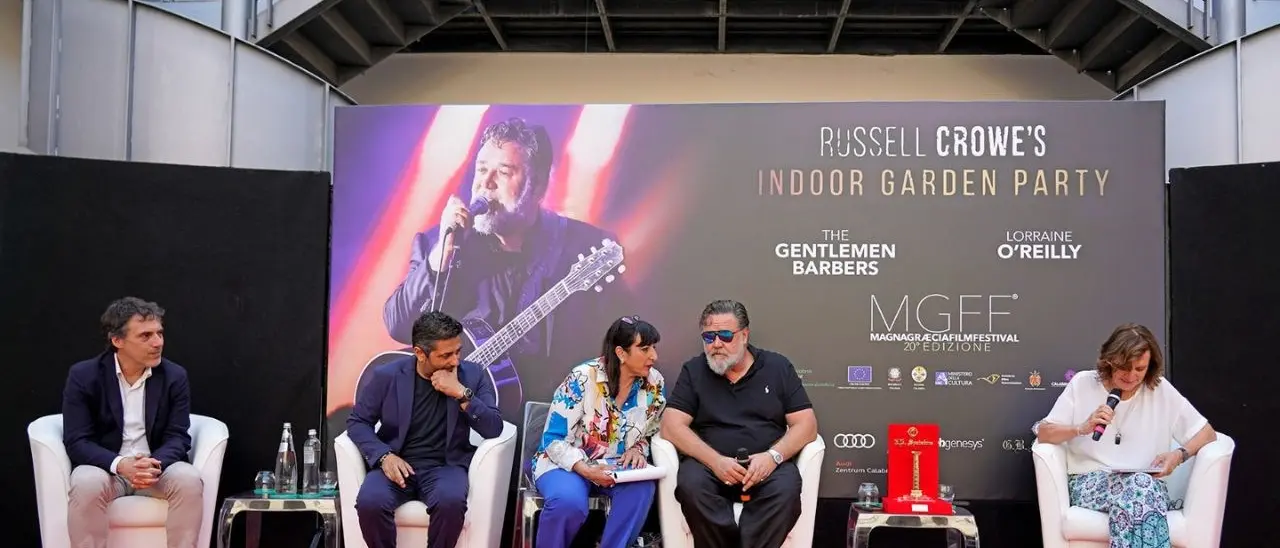 Russell Crowe a Catanzaro: «Il mondo dovrebbe conoscere la Calabria». E poi: «Berlusconi? Un ottimo personaggio da interpretare»