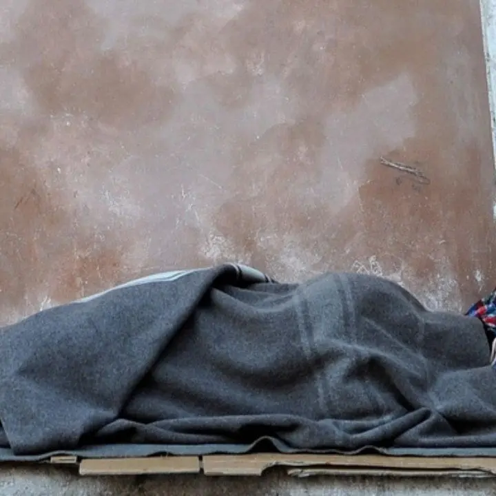 Clochard pestato a morte nel Napoletano: si cercano due persone