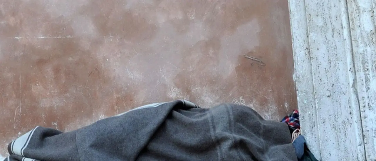 Clochard pestato a morte nel Napoletano: si cercano due persone