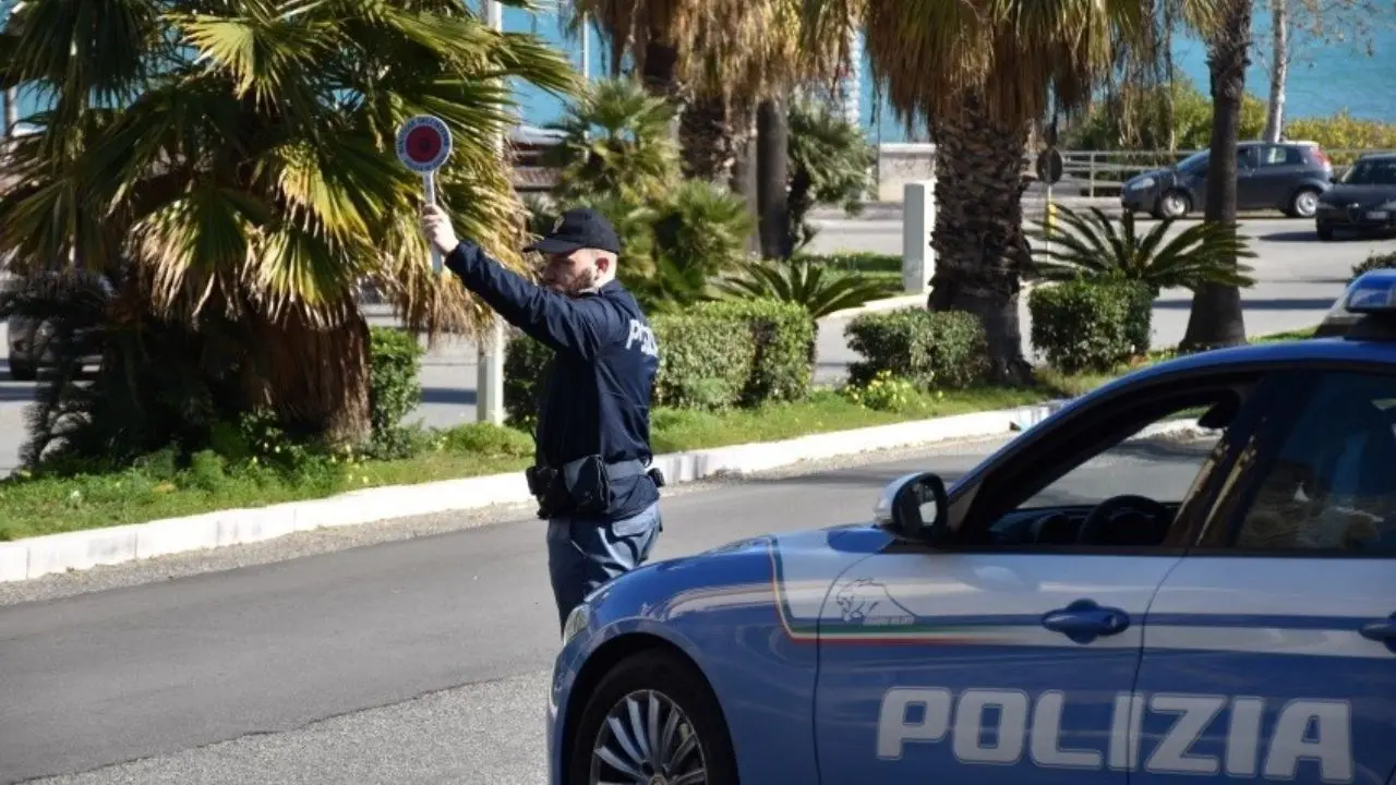 Crotone, colpisce un poliziotto con un calcio e ne aggredisce un altro: arrestato 22enne