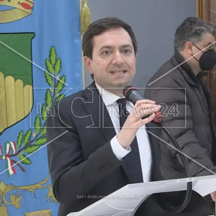 Aiuti alle imprese calabresi contro il caro energia, 10 giorni per partecipare al bando della Regione: i dettagli