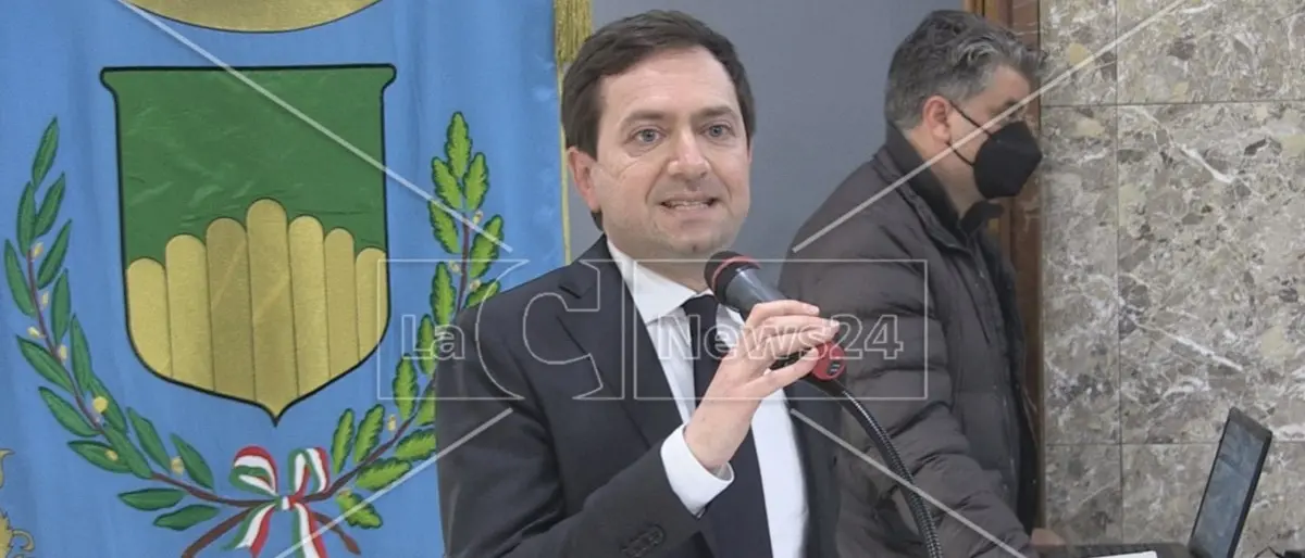 Aiuti alle imprese calabresi contro il caro energia, 10 giorni per partecipare al bando della Regione: i dettagli