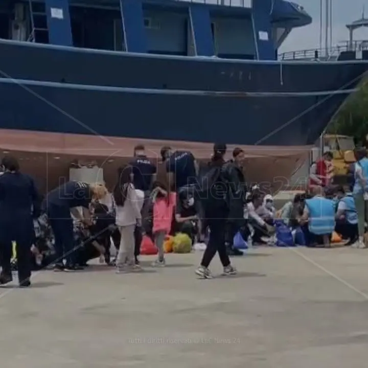 Migranti, 600 persone sbarcate a Lampedusa saranno trasferite a Reggio Calabria