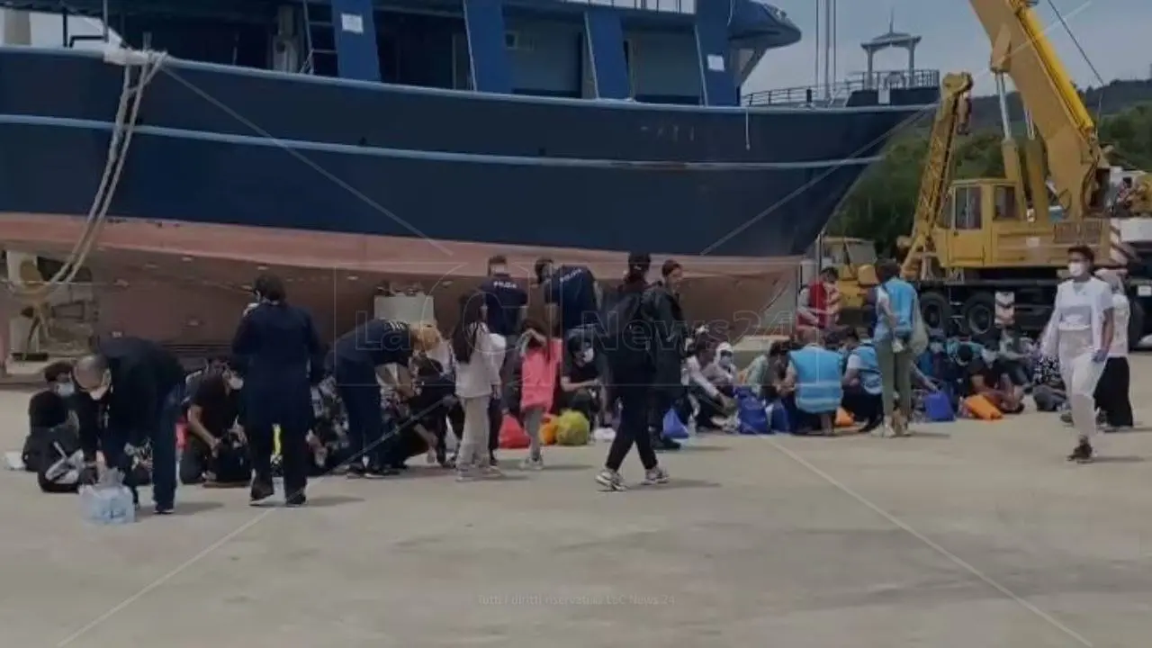 Migranti, 600 persone sbarcate a Lampedusa saranno trasferite a Reggio Calabria