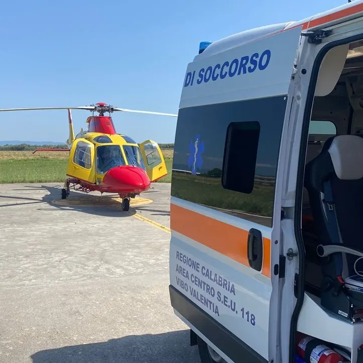 Tira un calcio a una vetrata e si ferisce gravemente alla gamba: a Vibo interviene l’elisoccorso