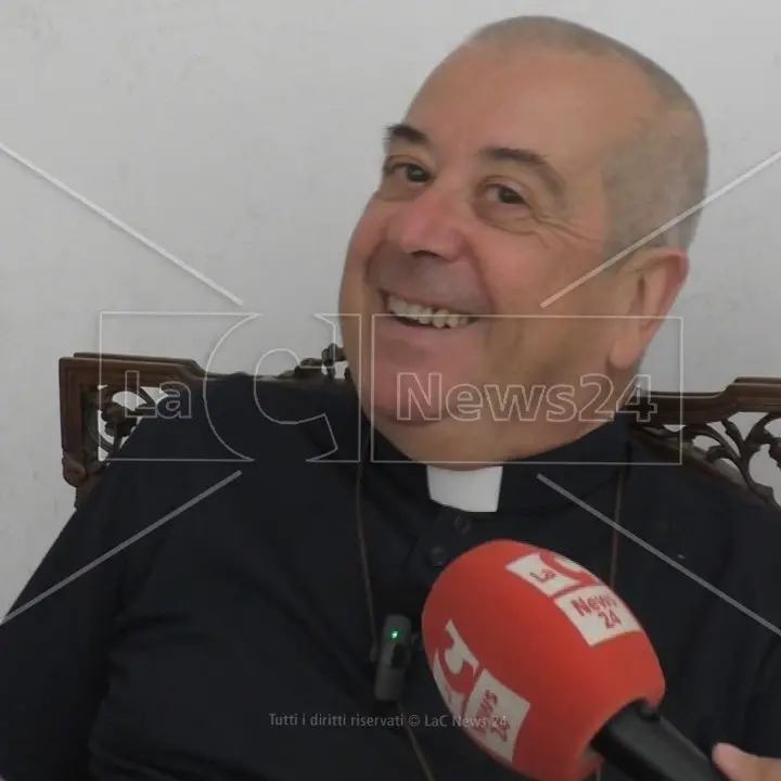 Il vescovo “politico” di Cosenza, monsignor Checchinato: «Per il bene comune bisogna schierarsi»
