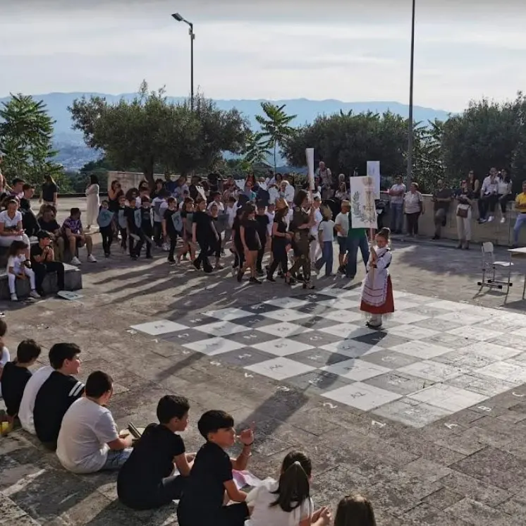 A Zumpano successo per la partita a scacchi vivente con protagonisti i piccoli studenti