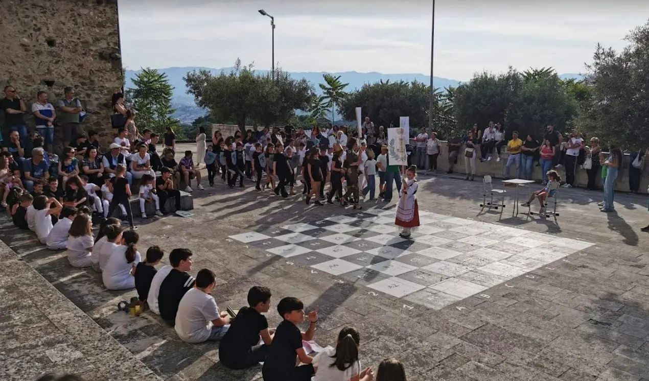 A Zumpano successo per la partita a scacchi vivente con protagonisti i piccoli studenti