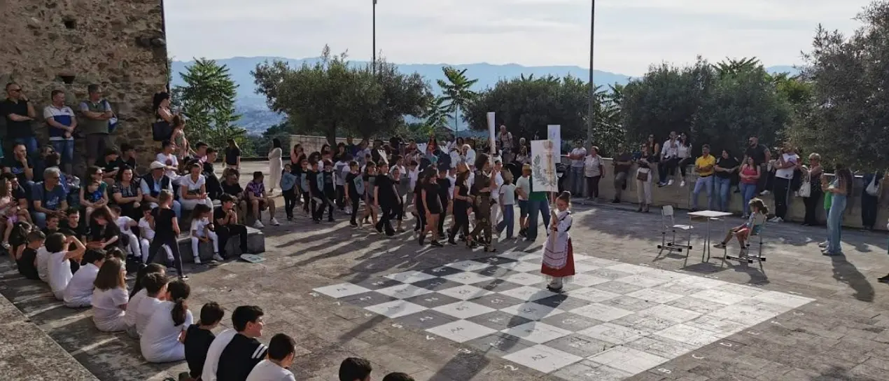 A Zumpano successo per la partita a scacchi vivente con protagonisti i piccoli studenti