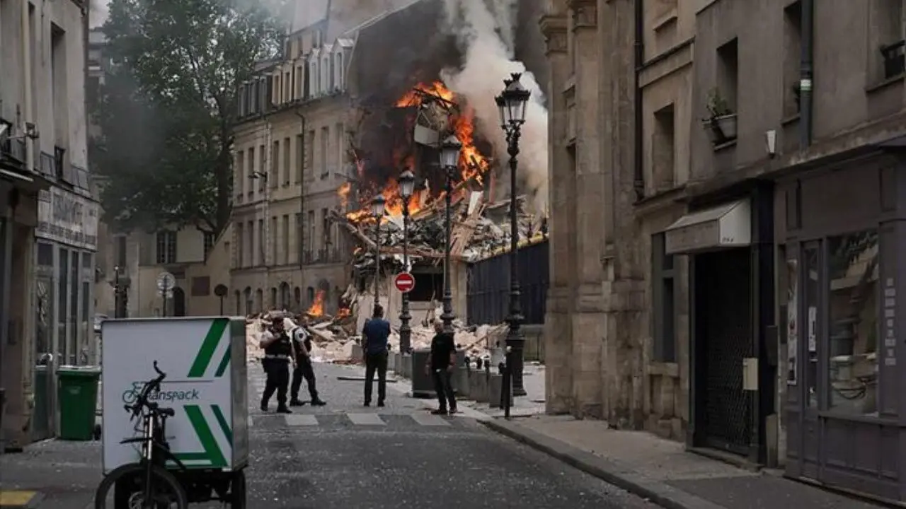 Incendio a Parigi, crolla un palazzo in centro: 16 feriti, di cui 7 in gravi condizioni