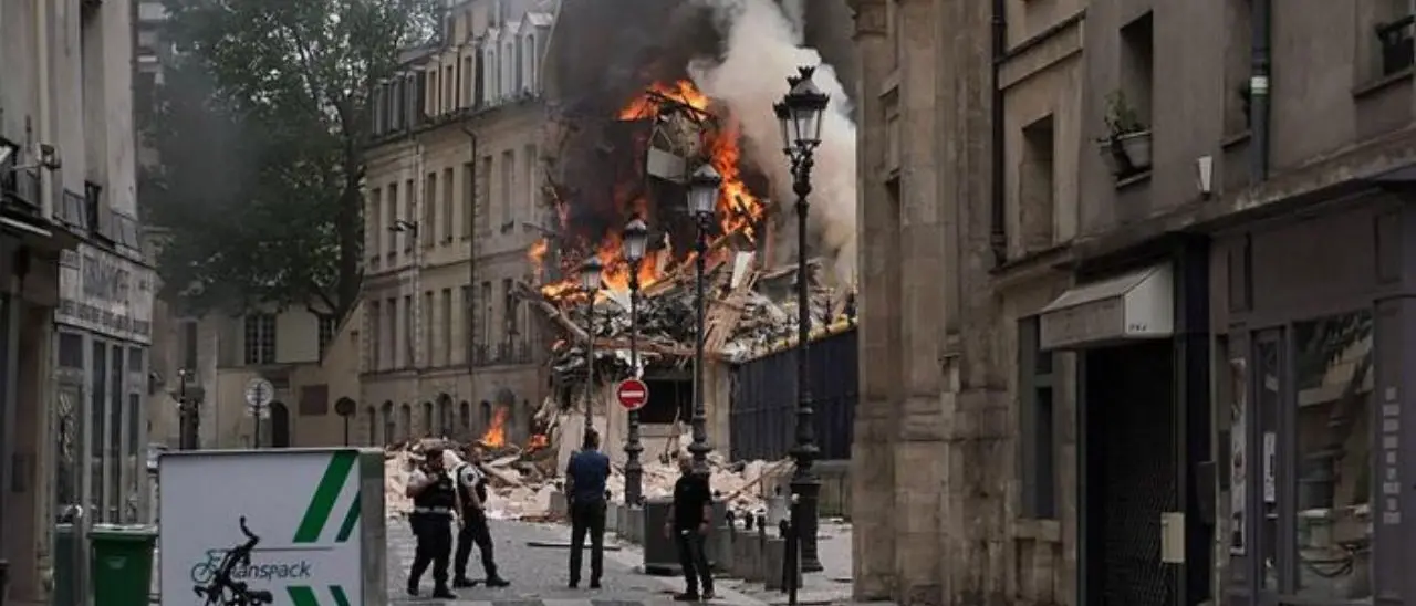 Incendio a Parigi, crolla un palazzo in centro: 16 feriti, di cui 7 in gravi condizioni