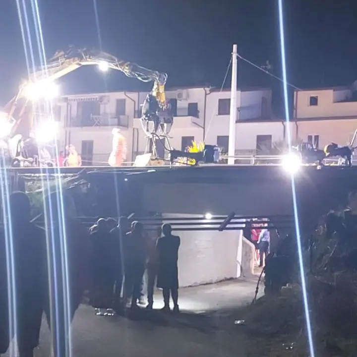 Incidente a Condofuri Marina: tre operai precipitano da un cavalcavia mentre riparano i binari