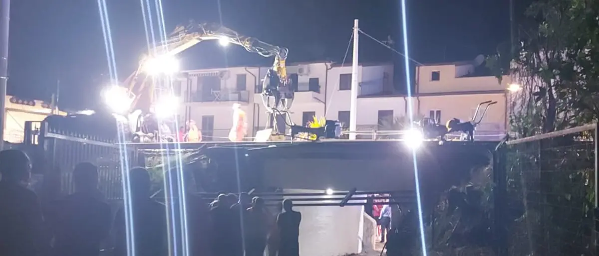 Incidente a Condofuri Marina: tre operai precipitano da un cavalcavia mentre riparano i binari