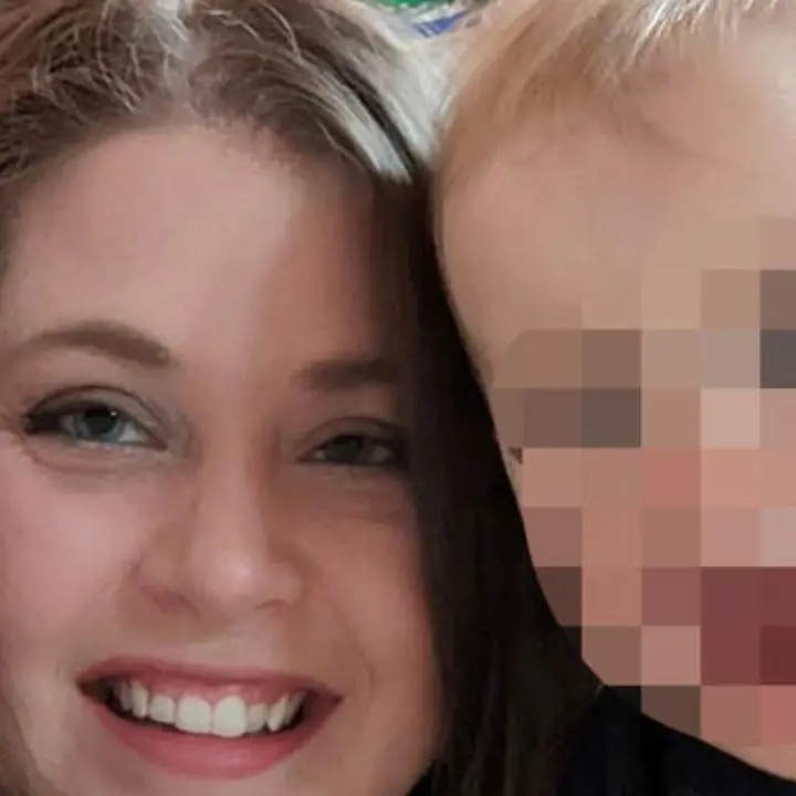 Bimbo di due anni spara e uccide la madre incinta di otto mesi: tragedia negli Stati Uniti