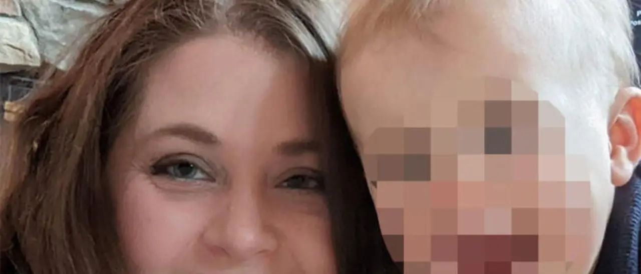 Bimbo di due anni spara e uccide la madre incinta di otto mesi: tragedia negli Stati Uniti